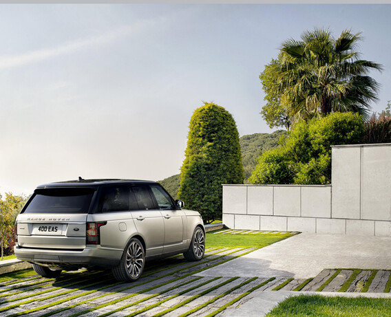 A lighter construction means lower emissions. Land Rover promises a hybrid version at the end of 2013.