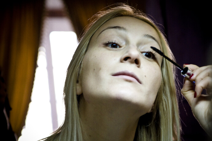 Verity applies the 10th base coat of mascara before hitting the road to apply her 11th.