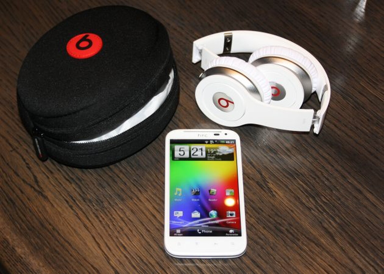 Limited edition HTC Sensation XL with Beats Solo headphones