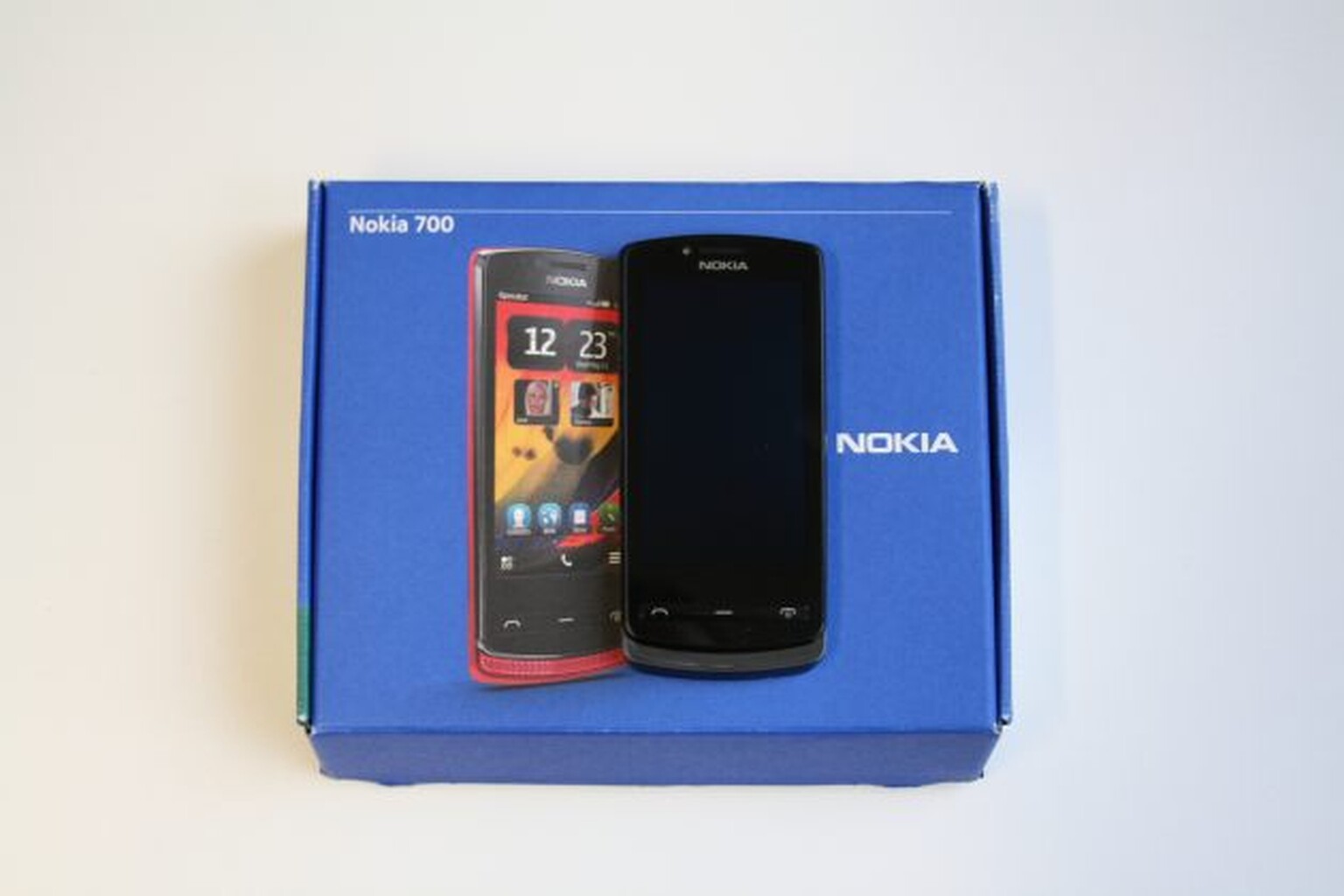Nokia 700: What's in the box?