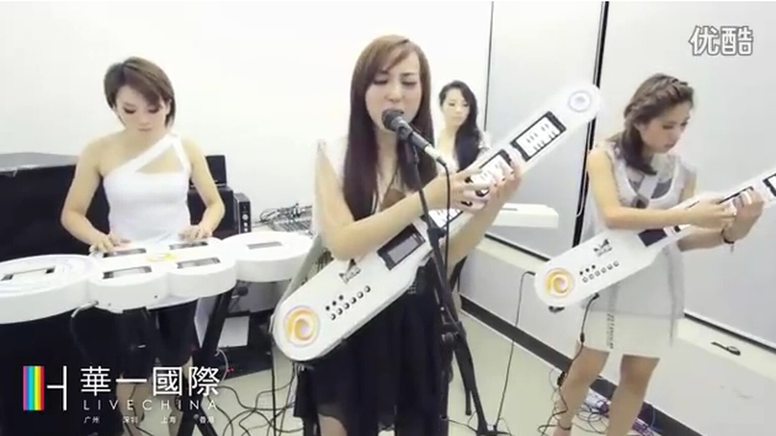 Band plays full version of Linkin Park on Android phone instruments