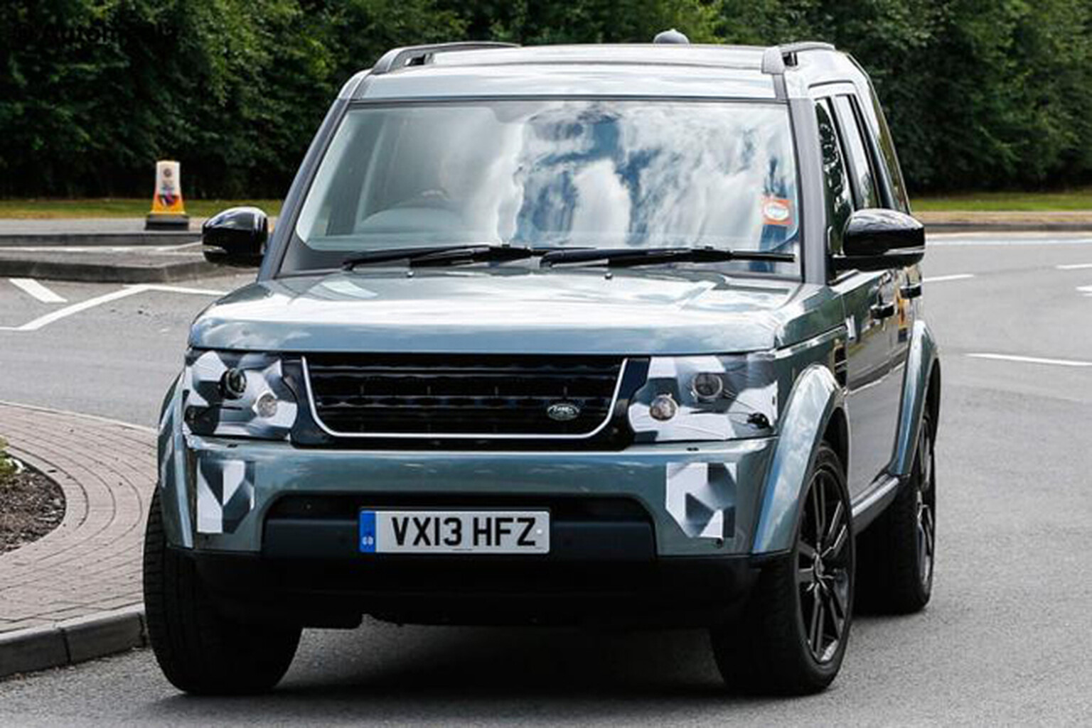2014 Land Rover Discovery pictures and details