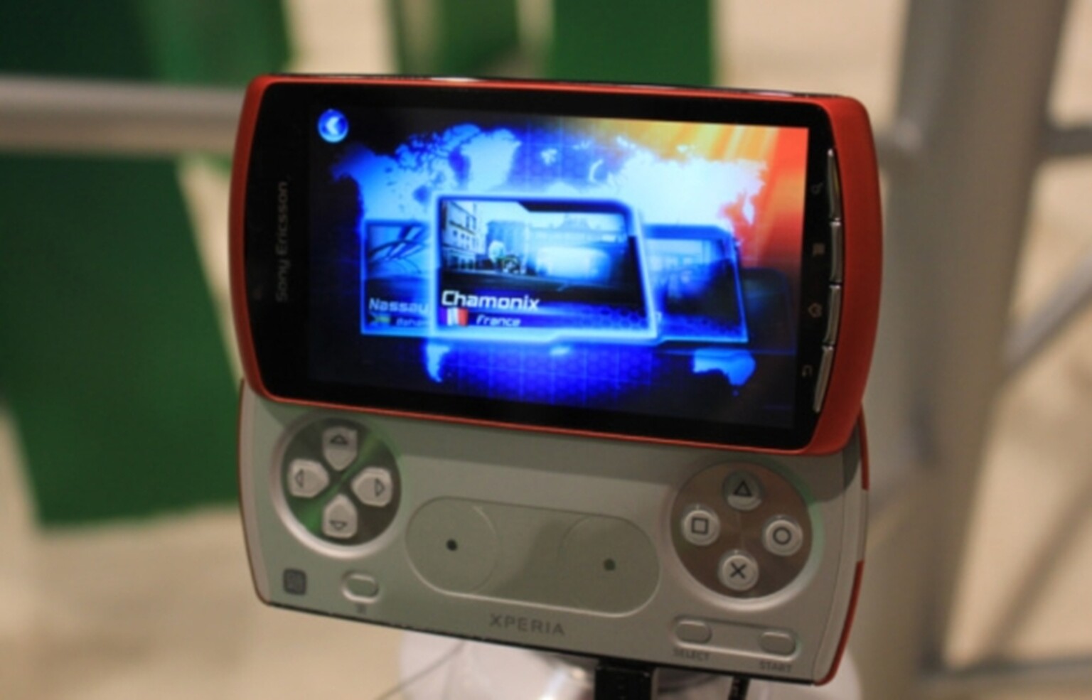Sony Ericsson Xperia Play: Spotted in new orange clothes