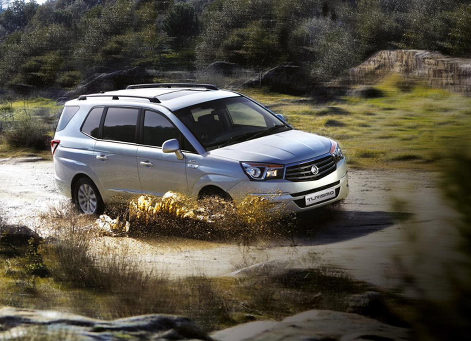 SsangYong Turismo is a people (and wardobe)-carrying behemoth
