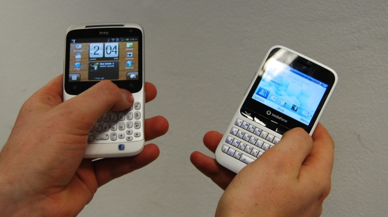 HTC ChaCha vs Vodafone 555 Blue