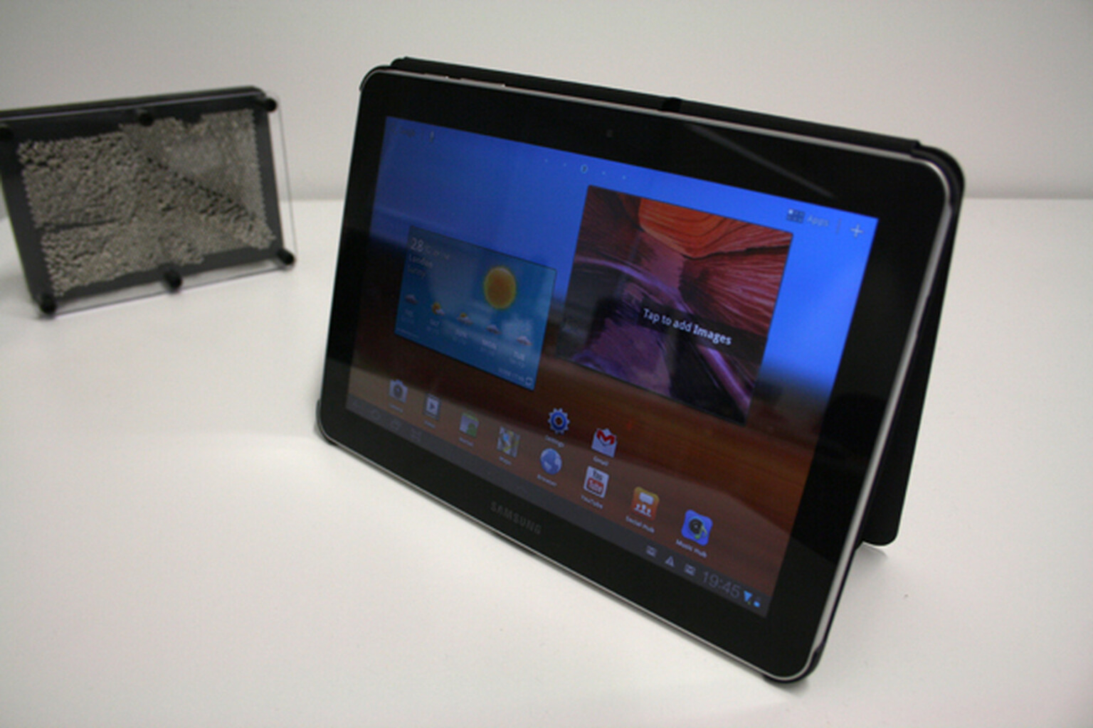 Samsung Galaxy Tab 10.1: Book Cover accessory hands-on