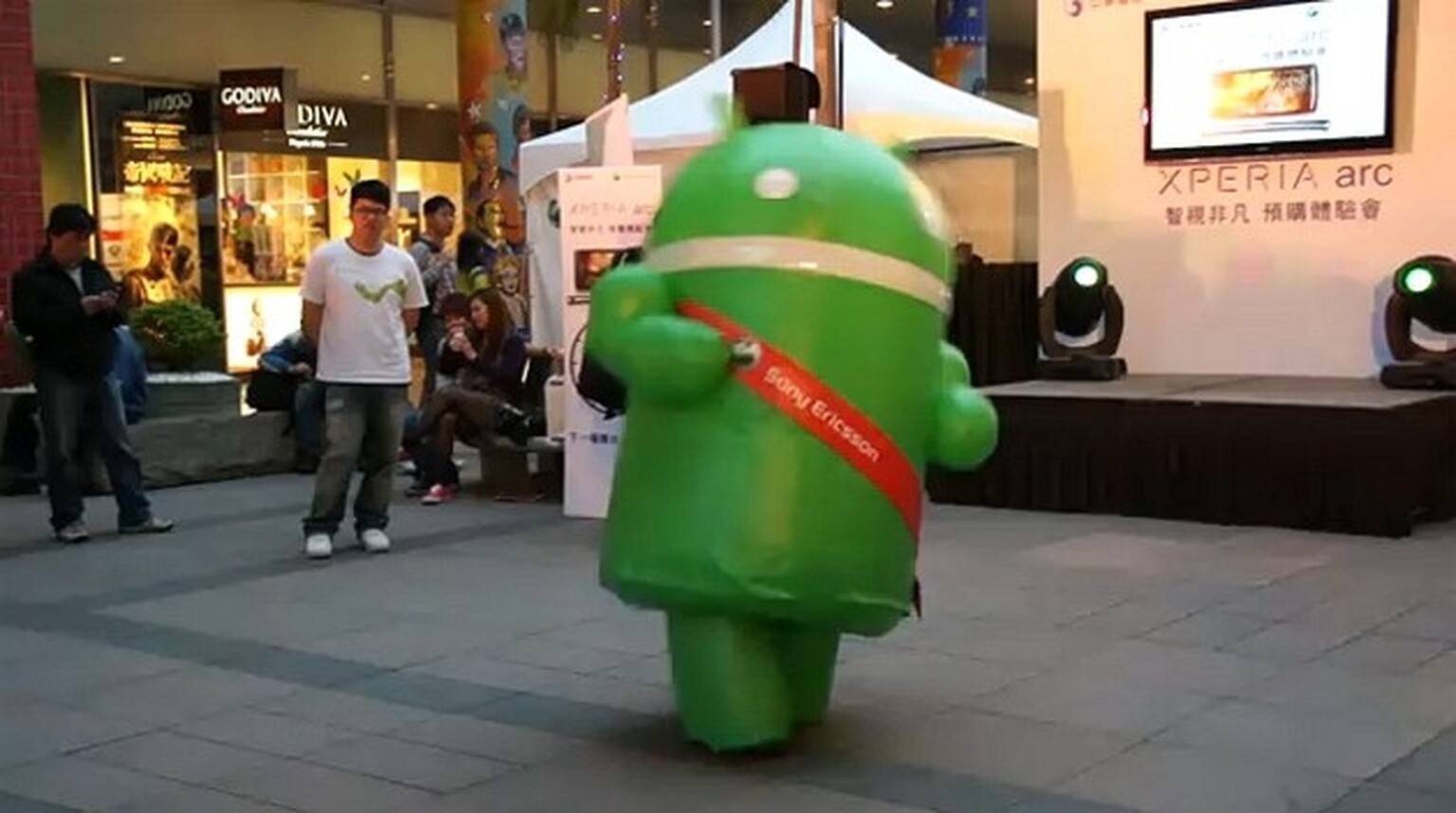 Google allows multiple app versions for different phones and tablets
