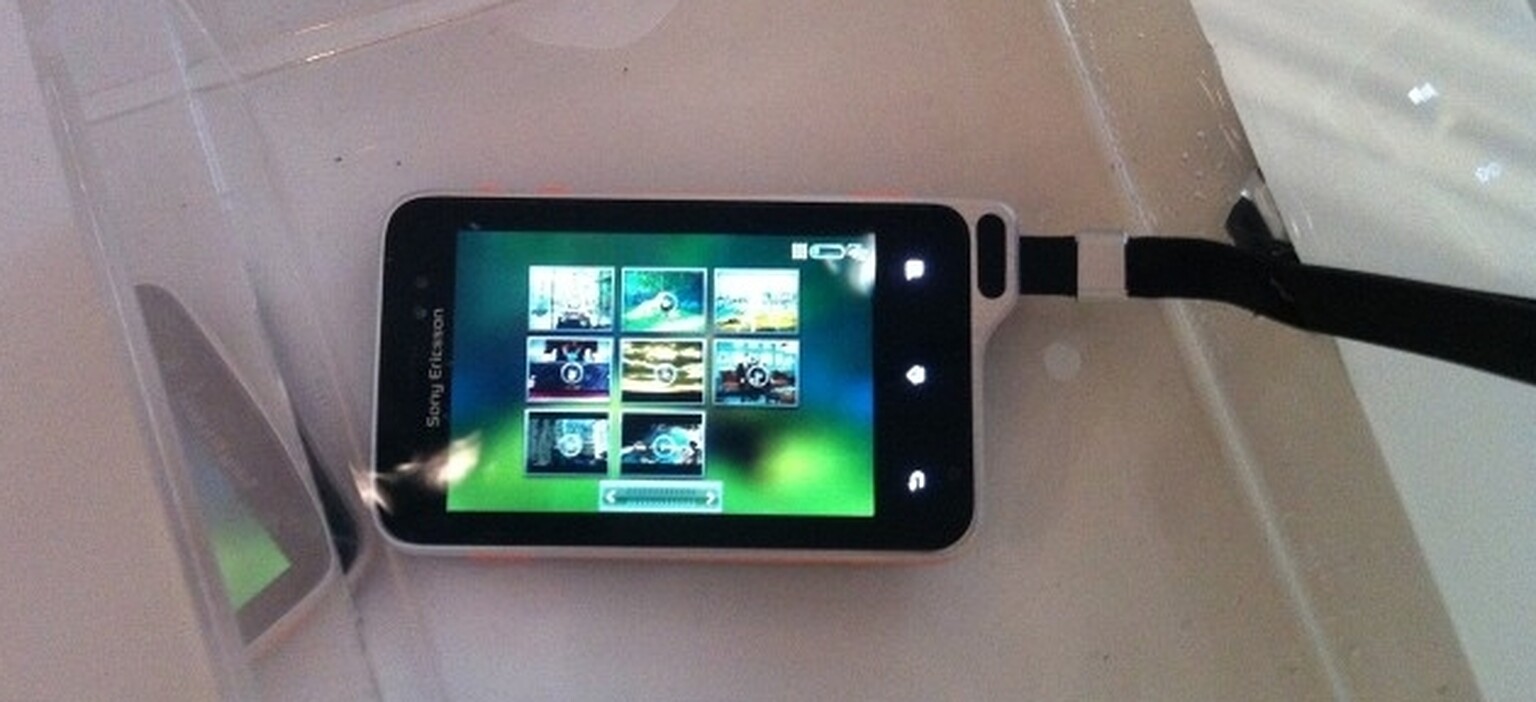 Xperia Active jogs into preorder and jumps into water (VIDEO)