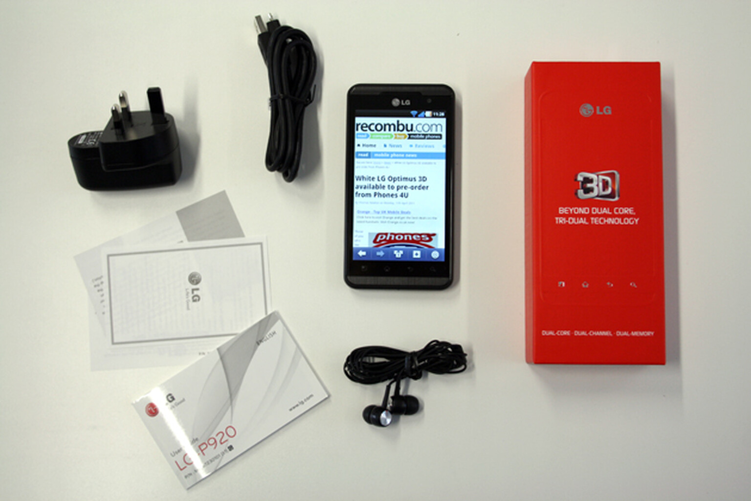 LG Optimus 3D: What’s in the box? Plus hands-on/first impressions