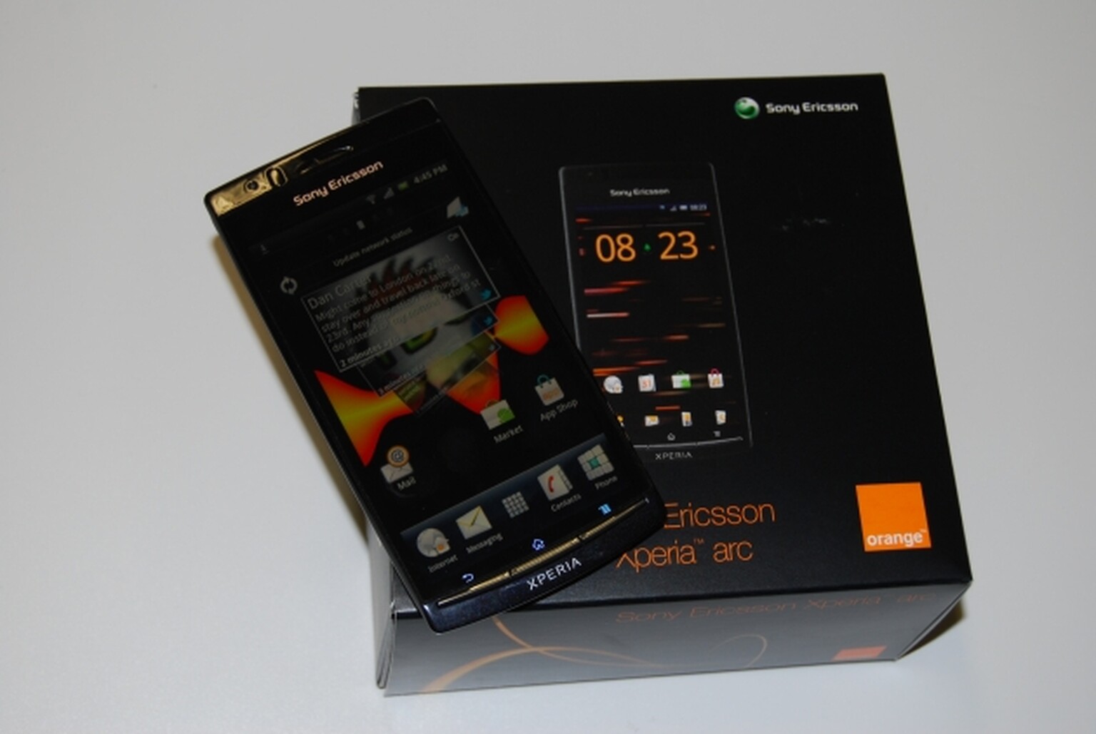 Xperia Arc Black: Hands-on photos with the Orange-only edition