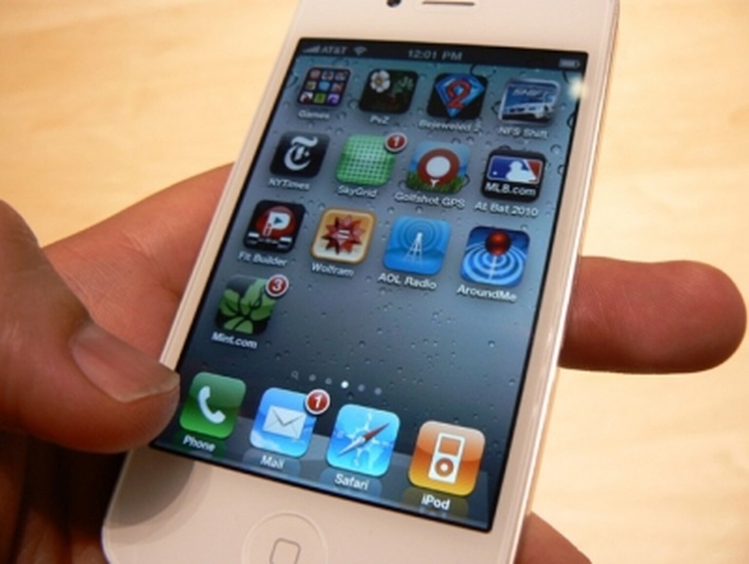 White iPhone 4 release date returns: Available in next few weeks