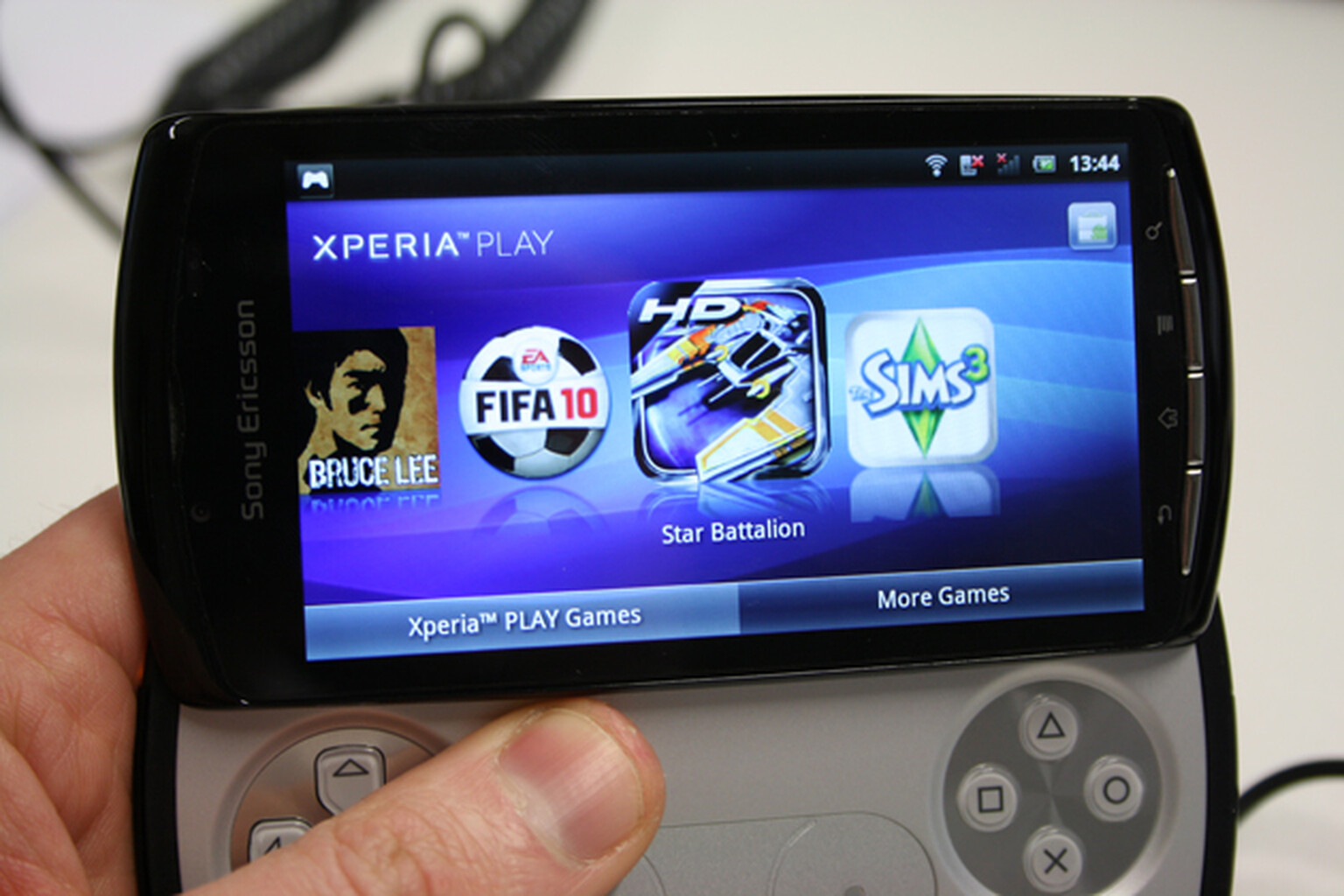 Sony Ericsson Xperia Play and Arc for £35 and £30 a month on Vodafone: Pre-ordering begins now
