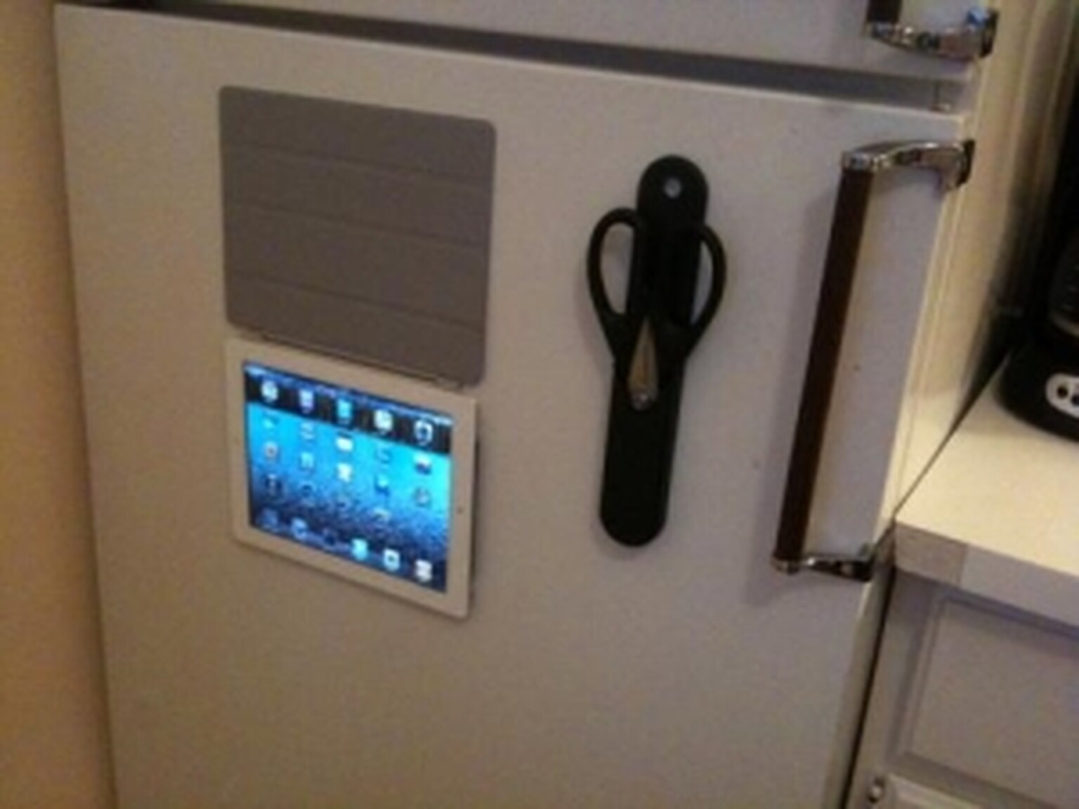iPad 2 smartcover’s extra feature: Fridge magnet