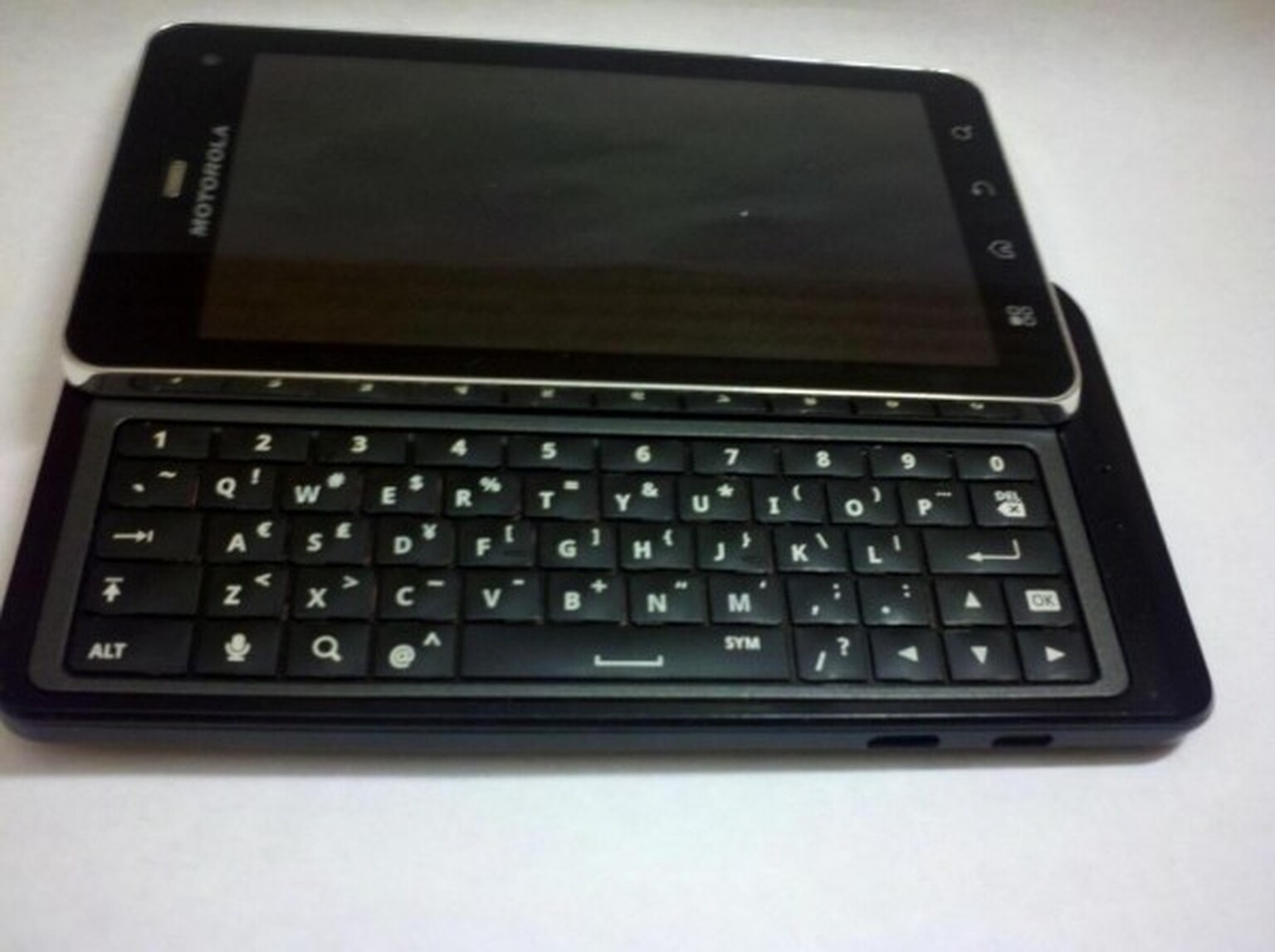 More Motorola Droid 3/Milestone 3 leaked pictures, shows off 5-row Qwerty