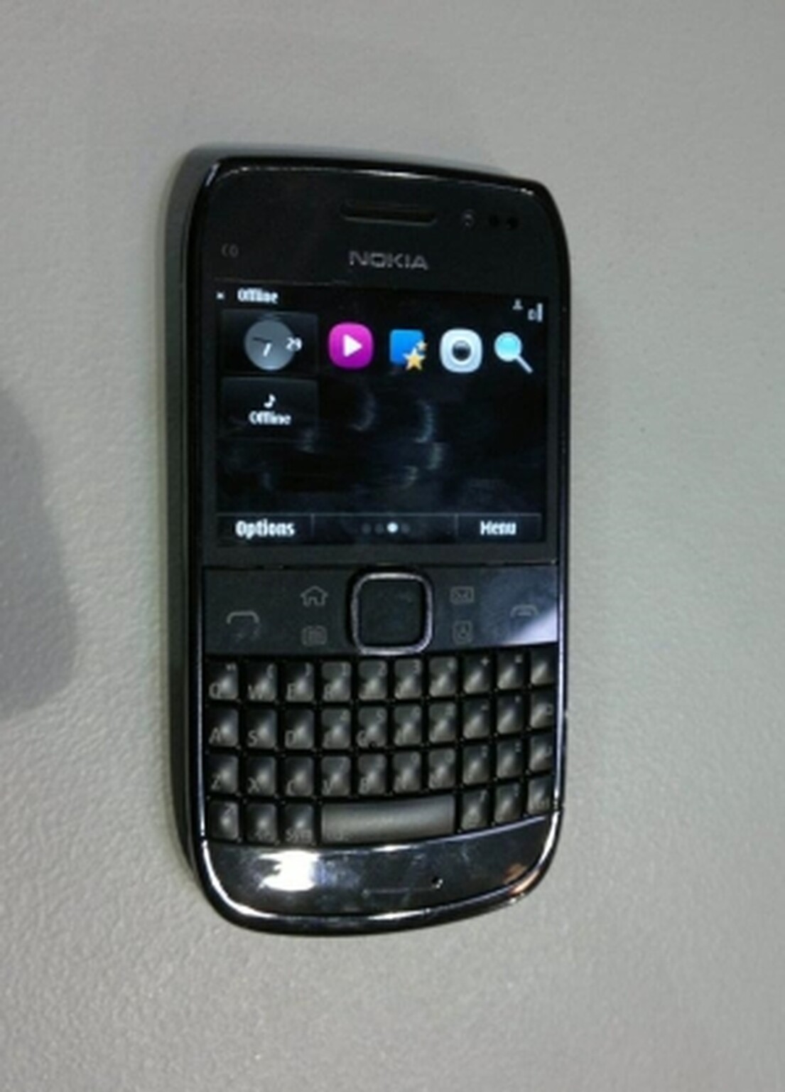 Leaked photo: Nokia E6, with BlackBerry looks