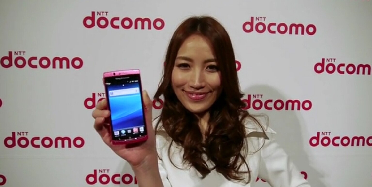 Xperia Arc gets hot pink paint-job in Japan