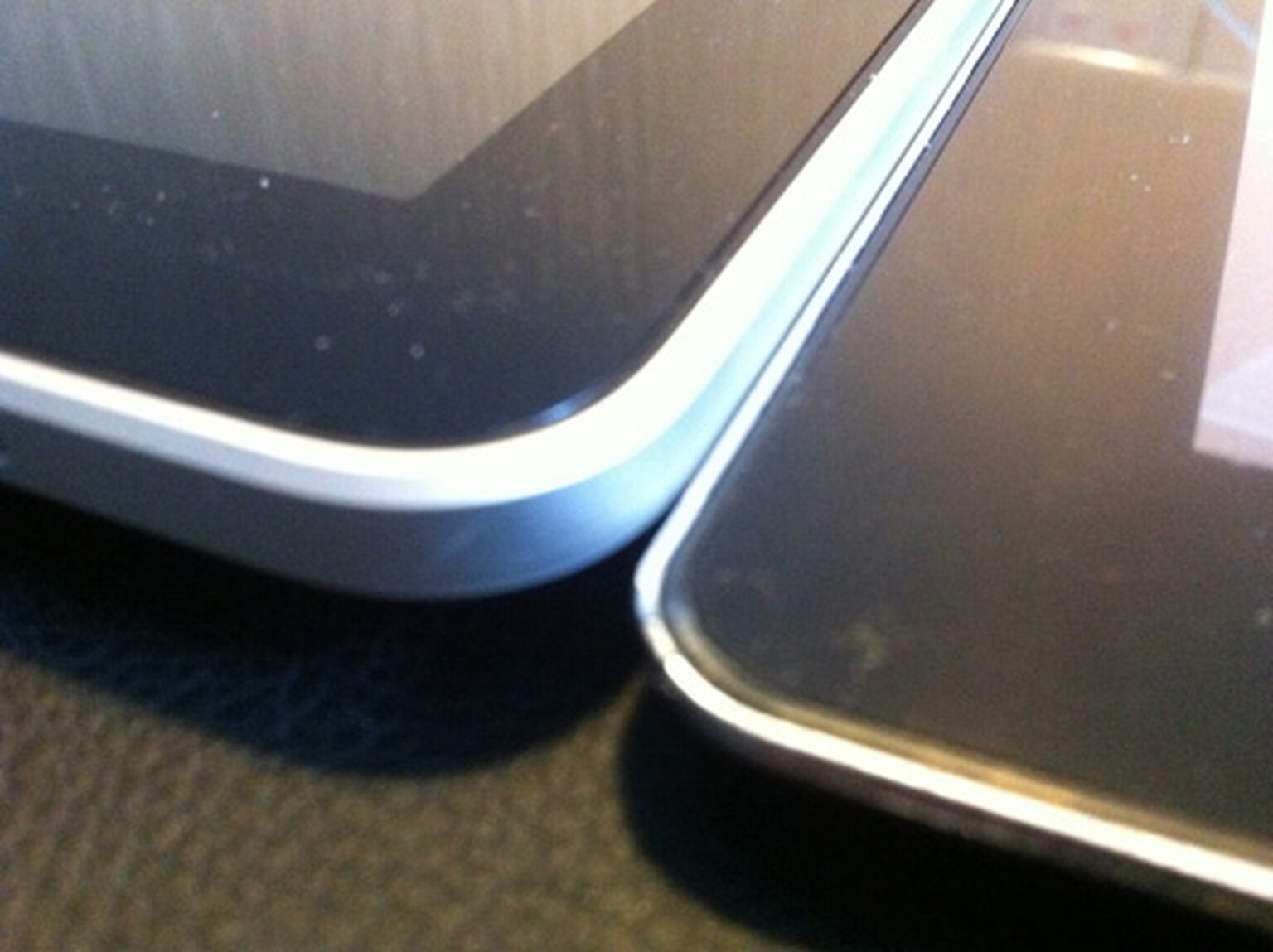 iPad 2 shots surface: Super skinny 7mm body, super skinny camera lens and 3D display?