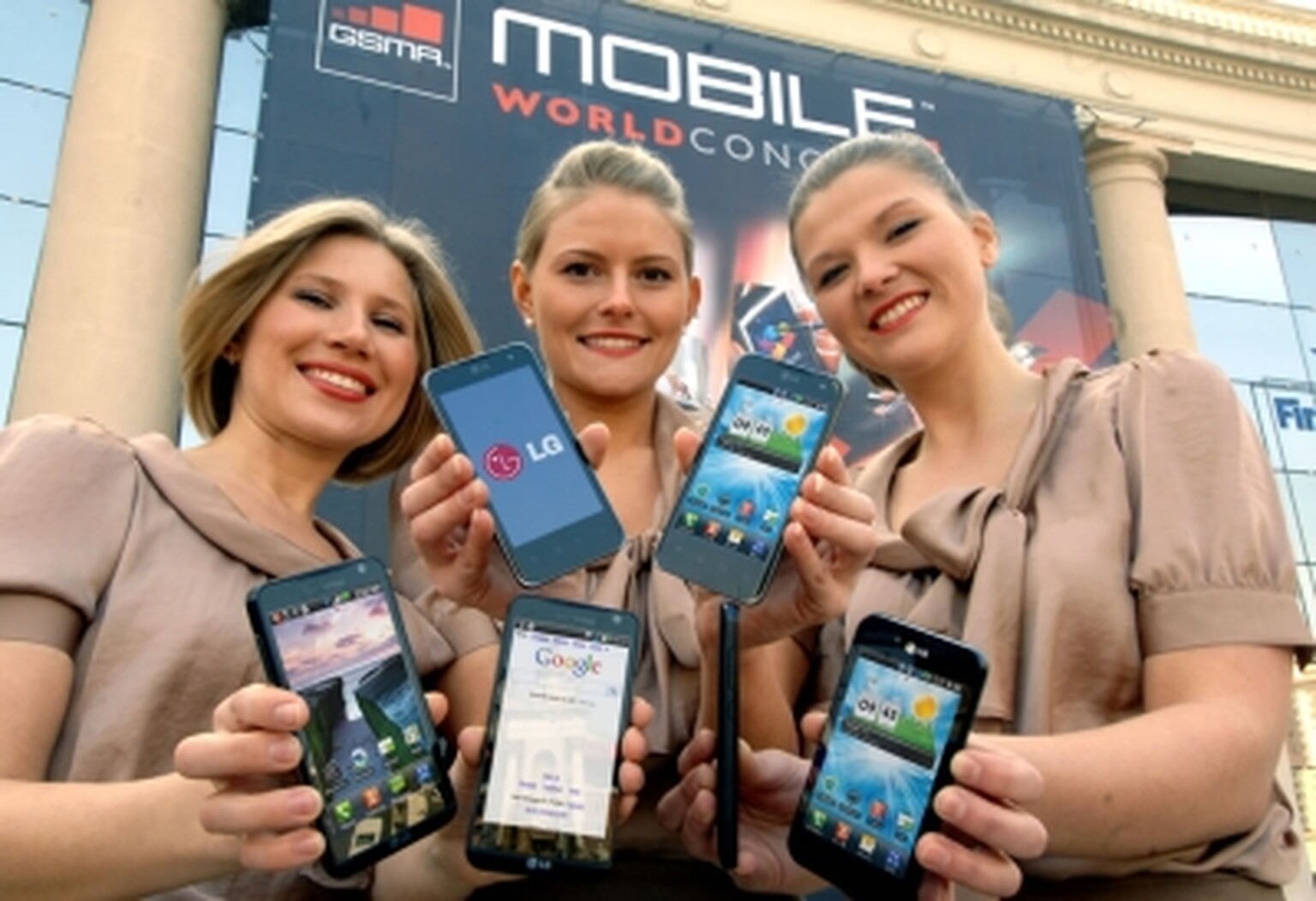 LG Optimus 3D and Optimus Pad official: Record your own 3D videos