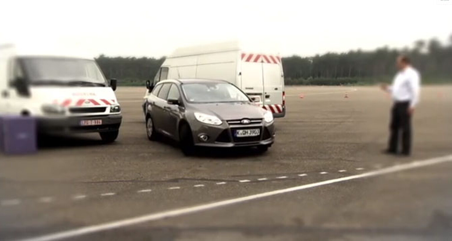 Watch this Focus park itself while the driver watches from outside