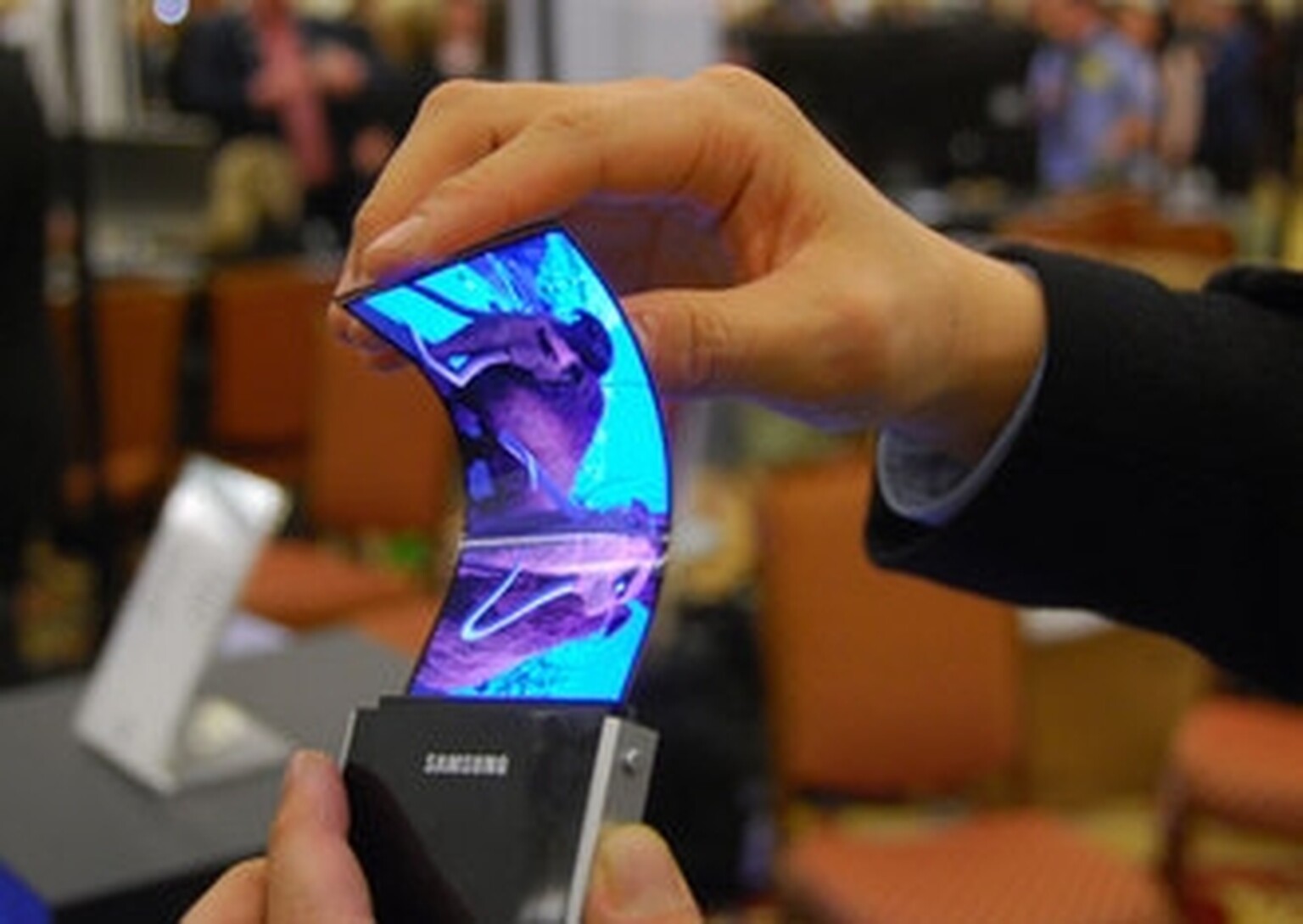 Samsung demos some very flexible AMOLED screens at CES