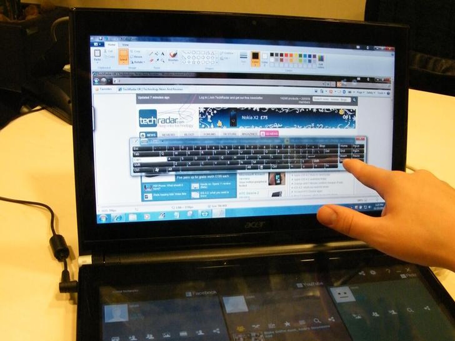 Acer Iconia: Dual-touchscreen tablet with two HD screens