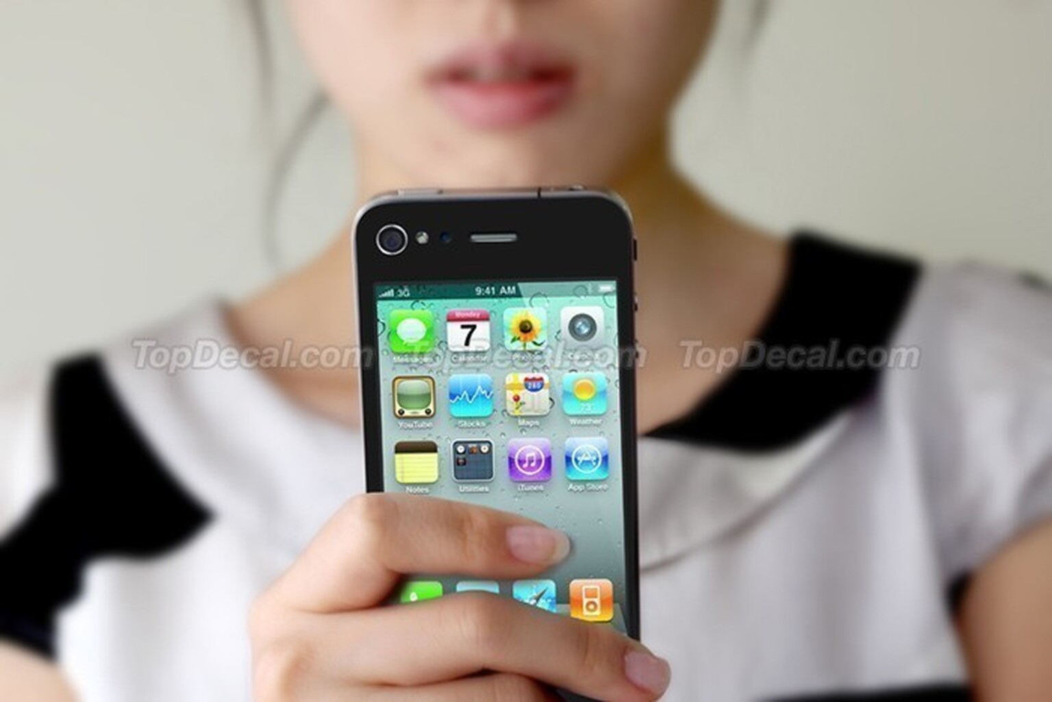 iPhone 4 goes topsy-turvy with iOS decal, fools no one