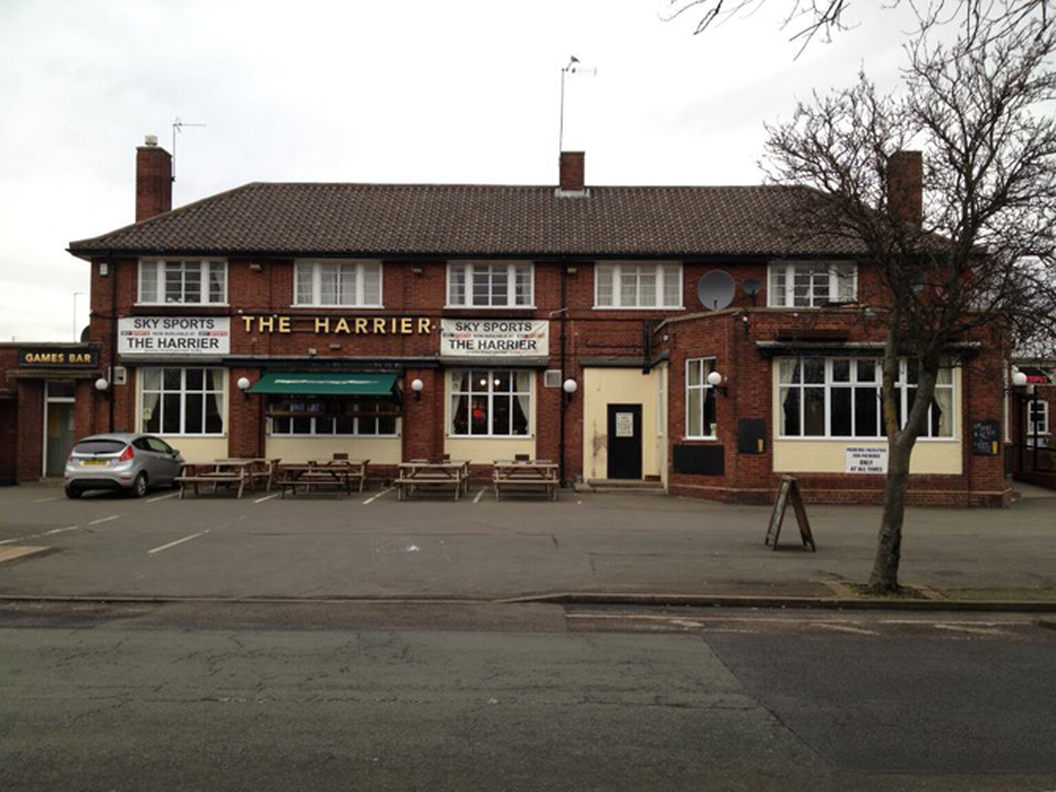 Woman drives over man's head after pub dispute