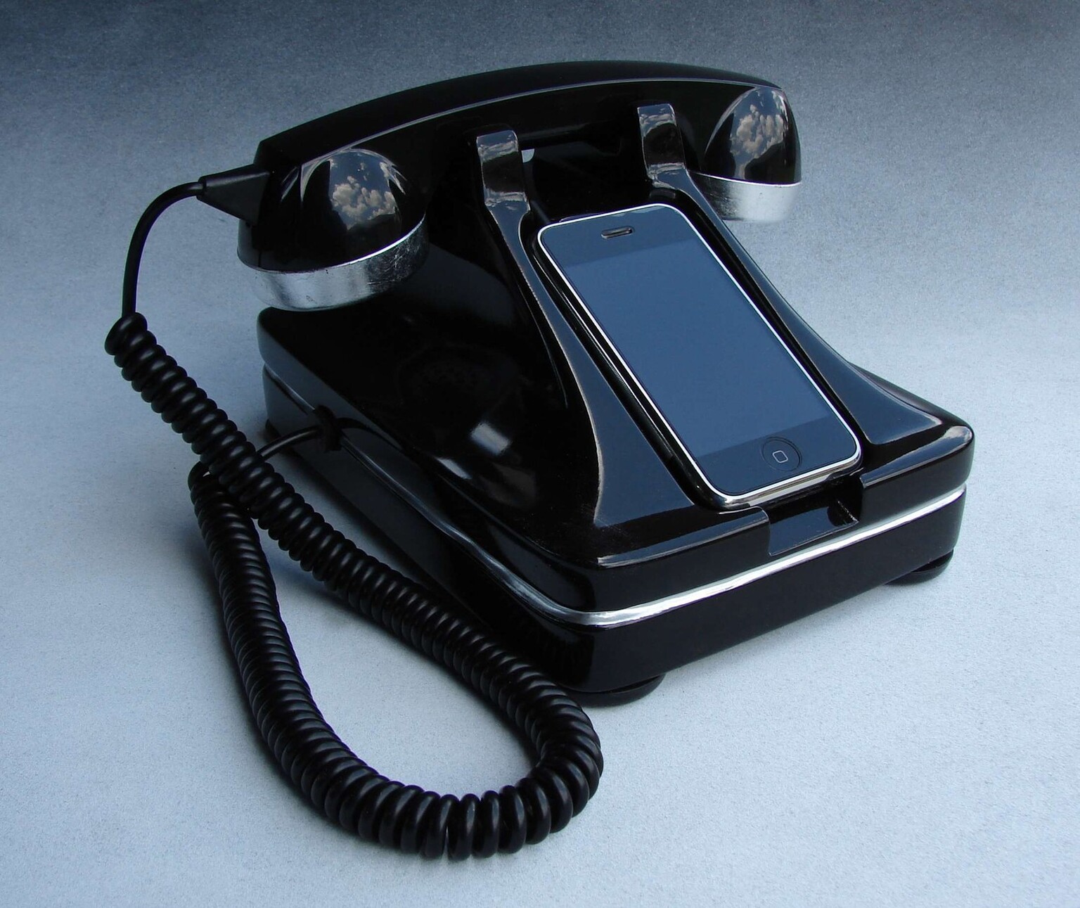 iRetrofone Classic iPhone dock has great retro look, terrible name
