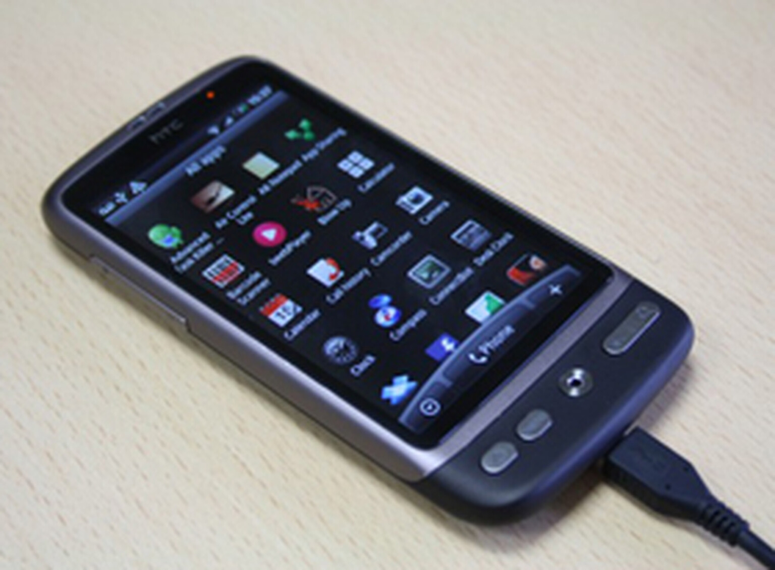Android 2.2 update coming to HTC Desires on Three tomorrow