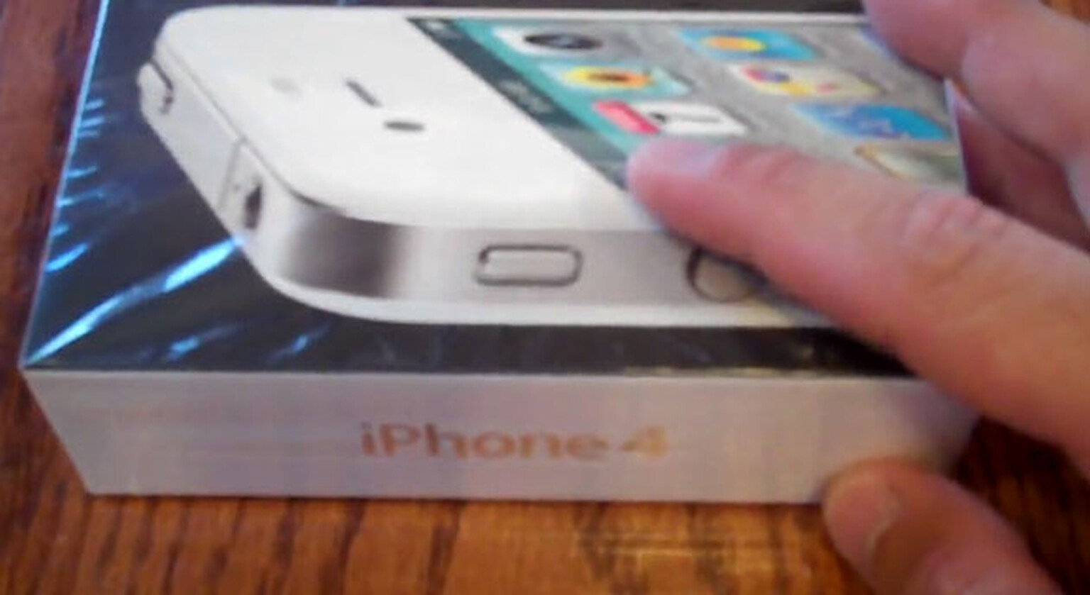 White iPhone 4 unboxed in Canada, could be a fake