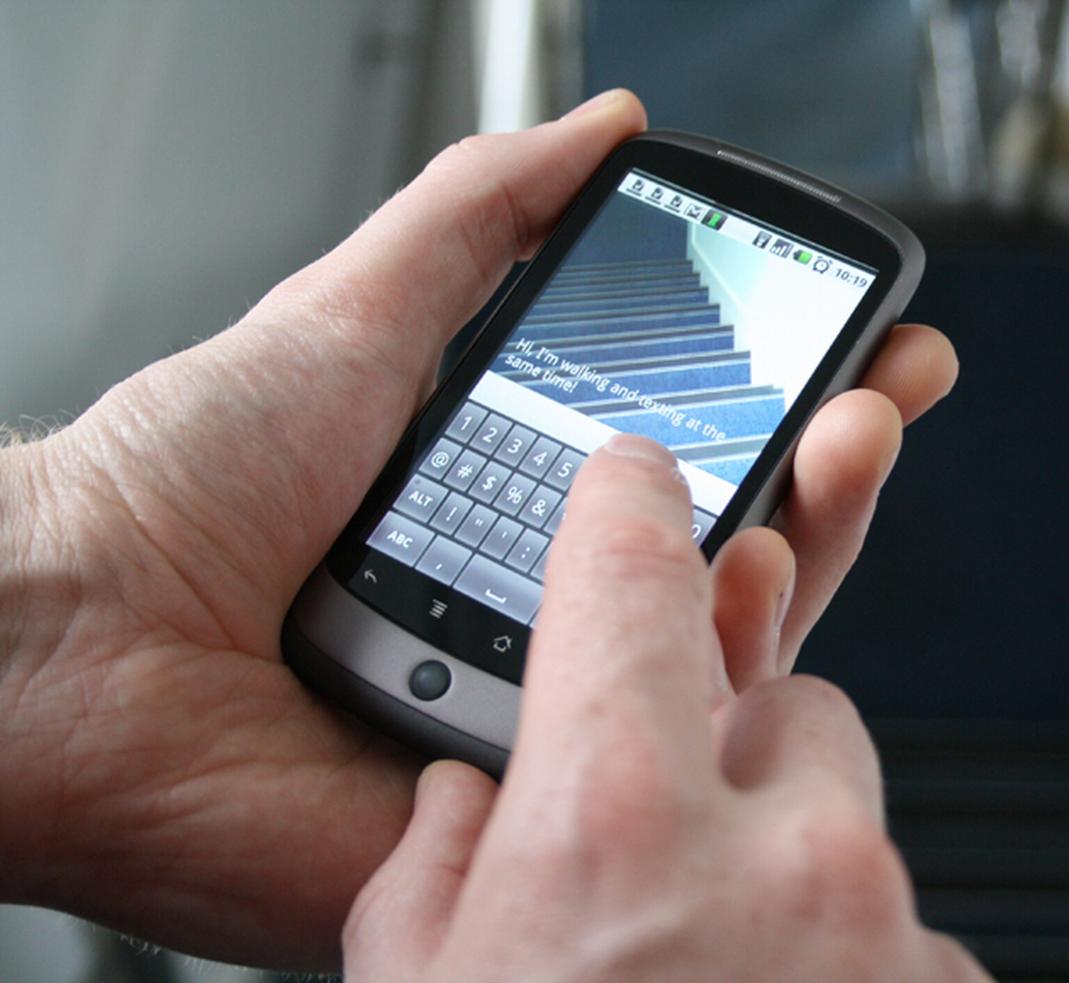 Avoid hitting lamp posts with Type and Walk for Android