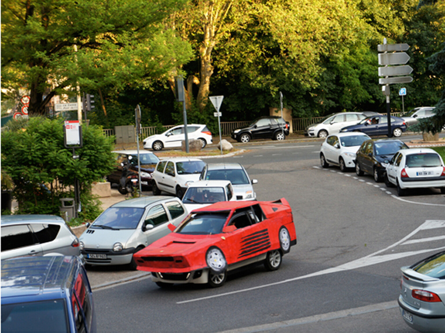 Cardboard Ferrari Testarossa is a supercar on a very small budget