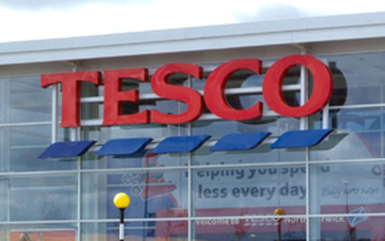 Tesco Mobile announces iPhone 4 UK tariffs: Brilliant value 12-month deals