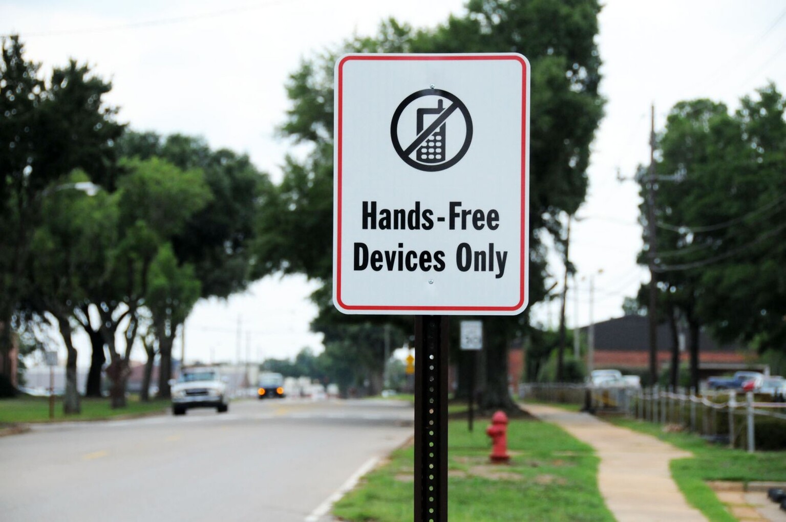 Ban mobile phone hands-free kits, charity says