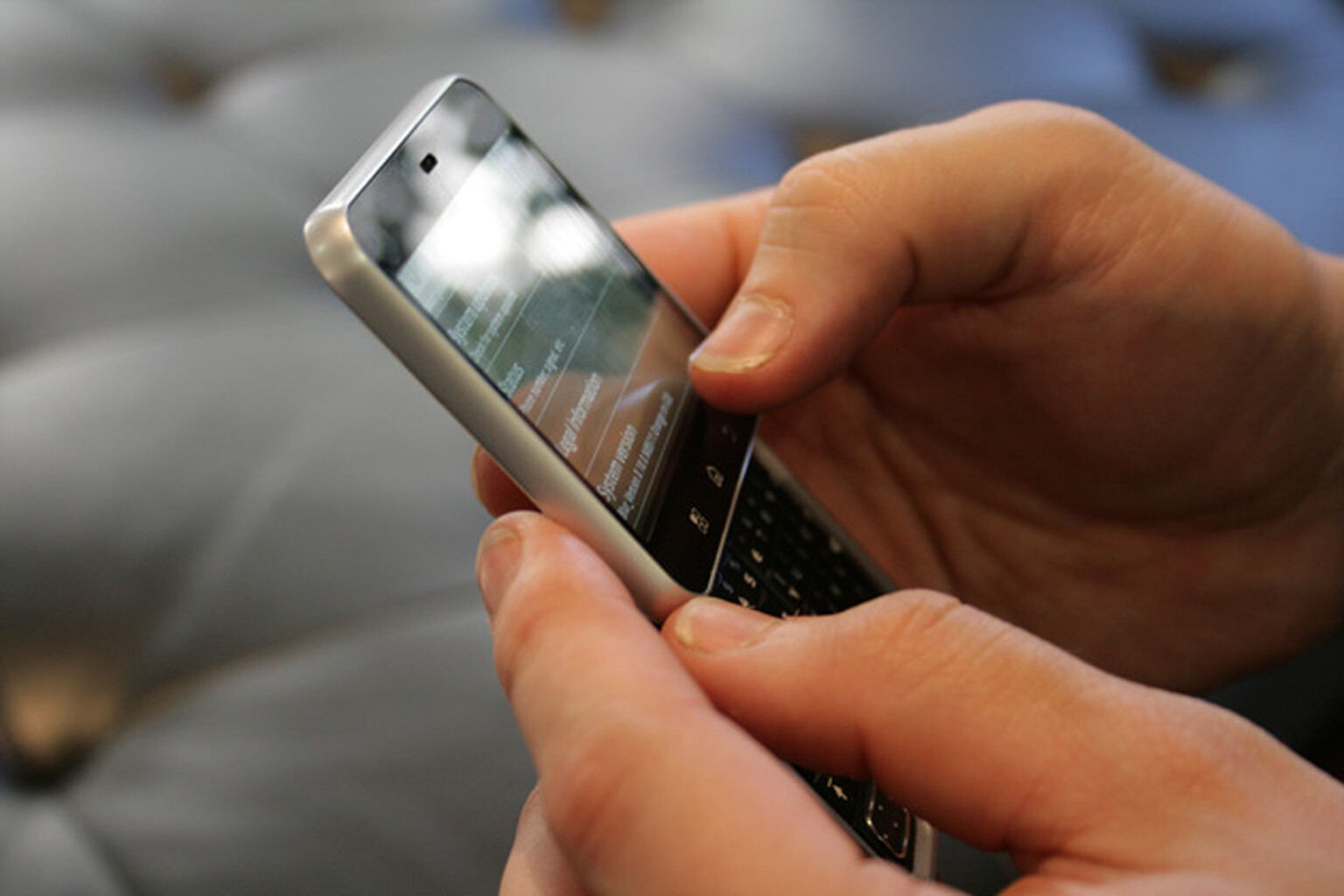 Motorola Flipout hands-on pictures and video
