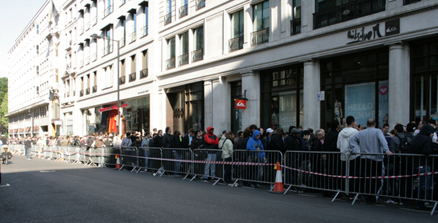 iPad launch: Apple Stores packed, PC World and Currys not so much