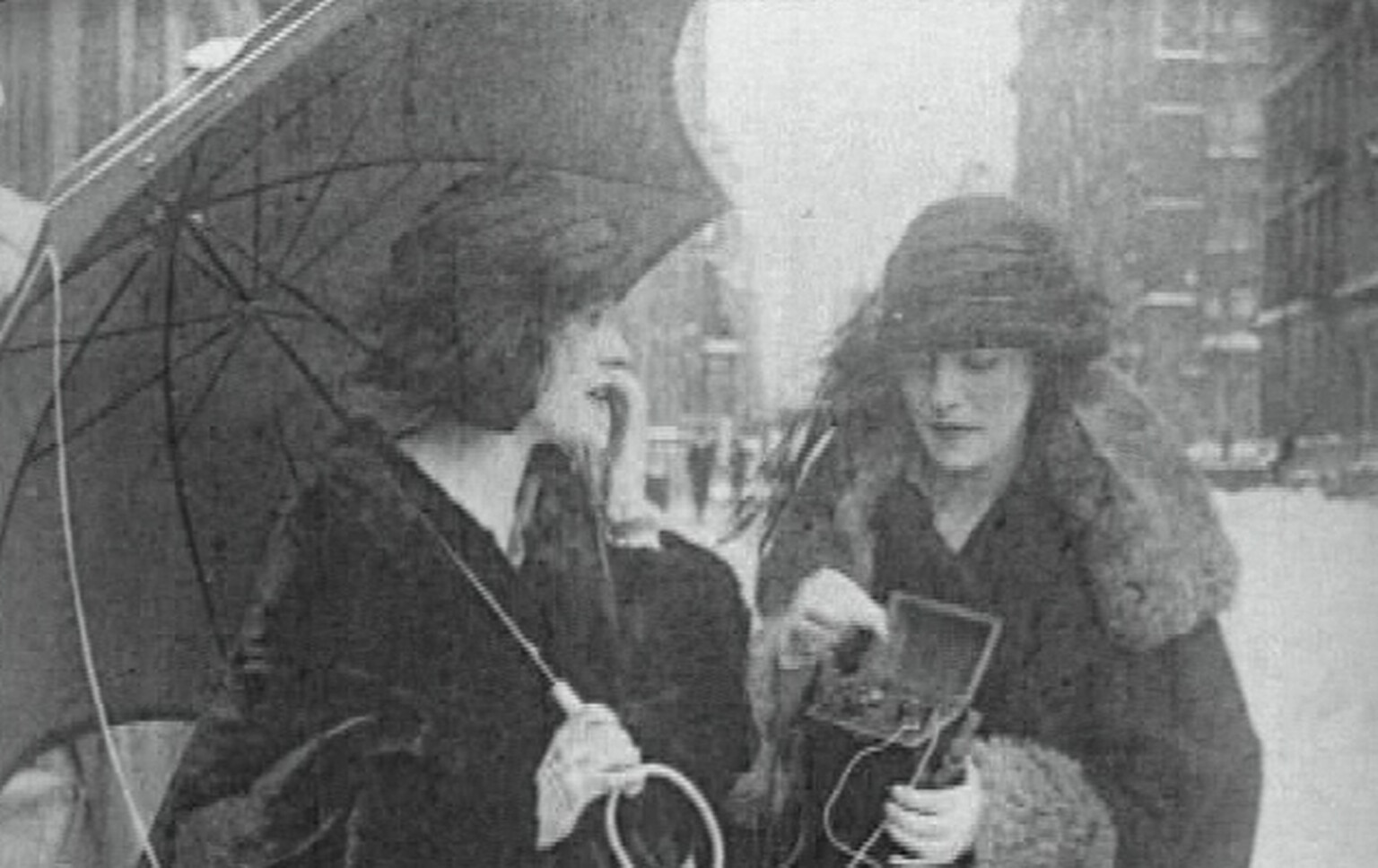 First mobile phone may have been used in 1922: By women!