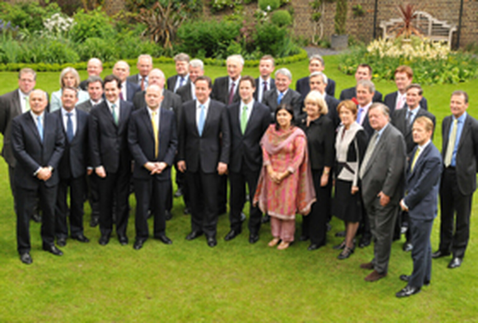 Cameron's cabinet banned from using mobiles during meetings