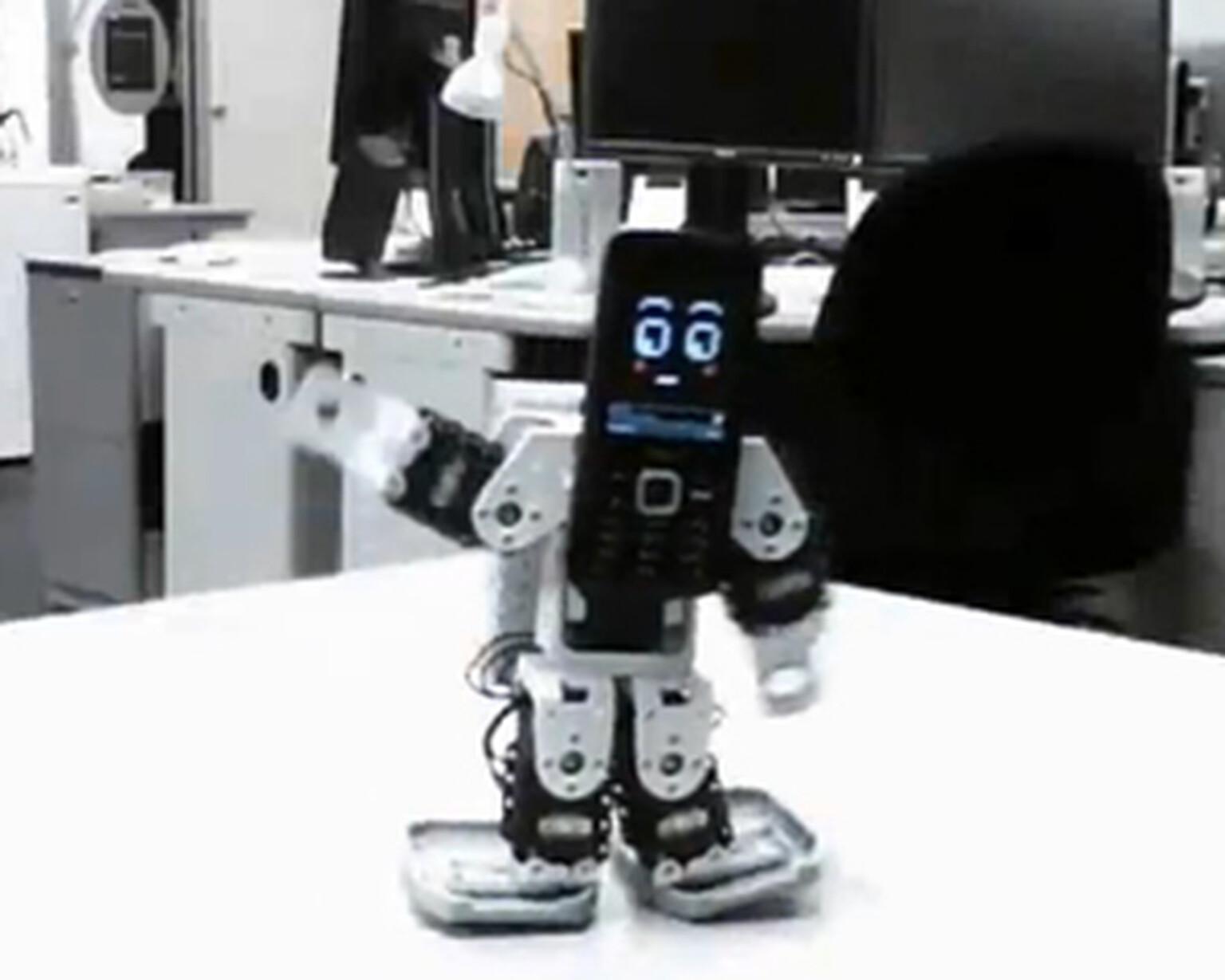 Callo: Nokia N82-controlled robot would be the best mobile dock ever