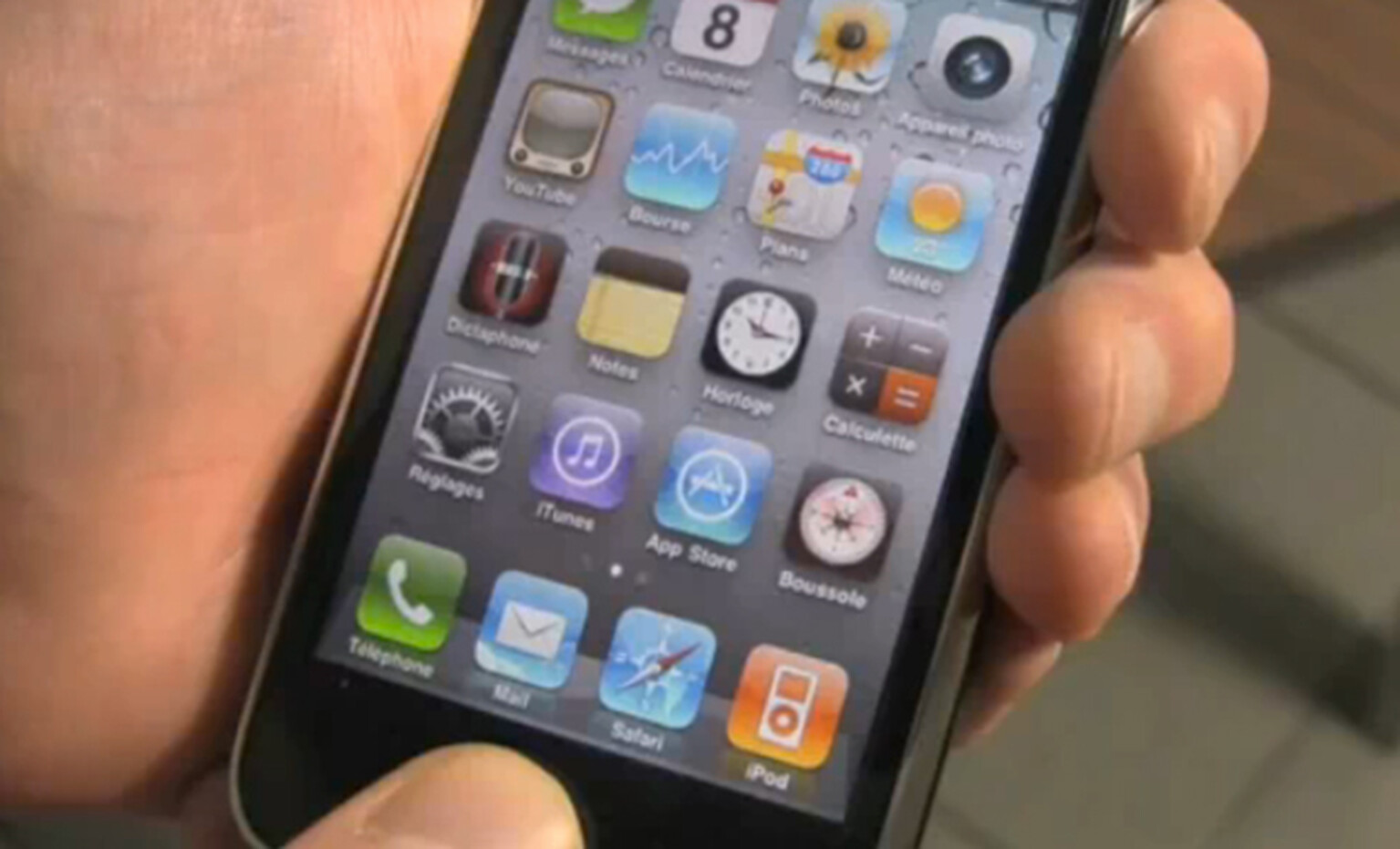 Apple iPhone OS 4.0: At last, customisable wallpapers [video]