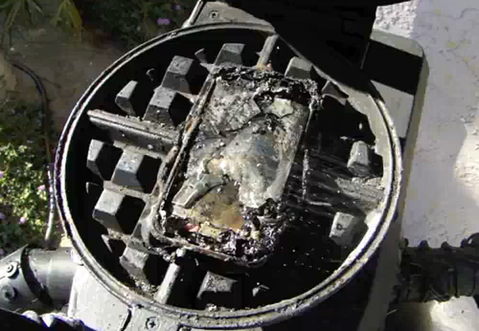 Destruction porn: Guy turns iPhone 3GS into a waffle