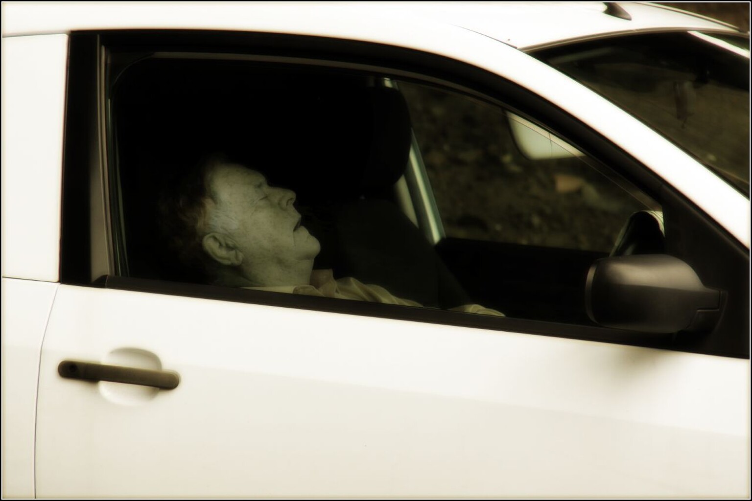 Drunk driver stopped in the overtaking lane of M25 and fell asleep at the wheel