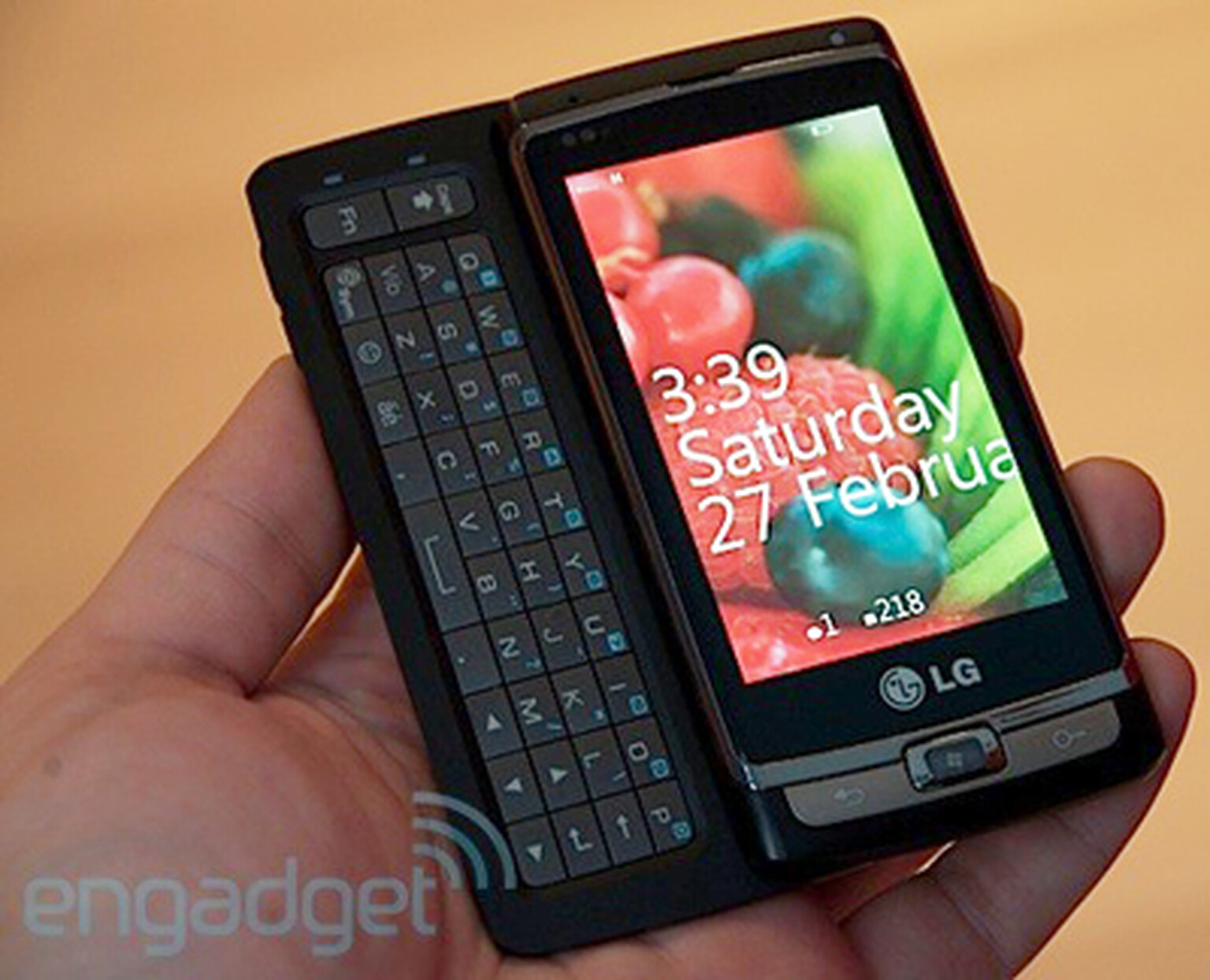 LG Windows Phone 7 prototype shown off to Engadget