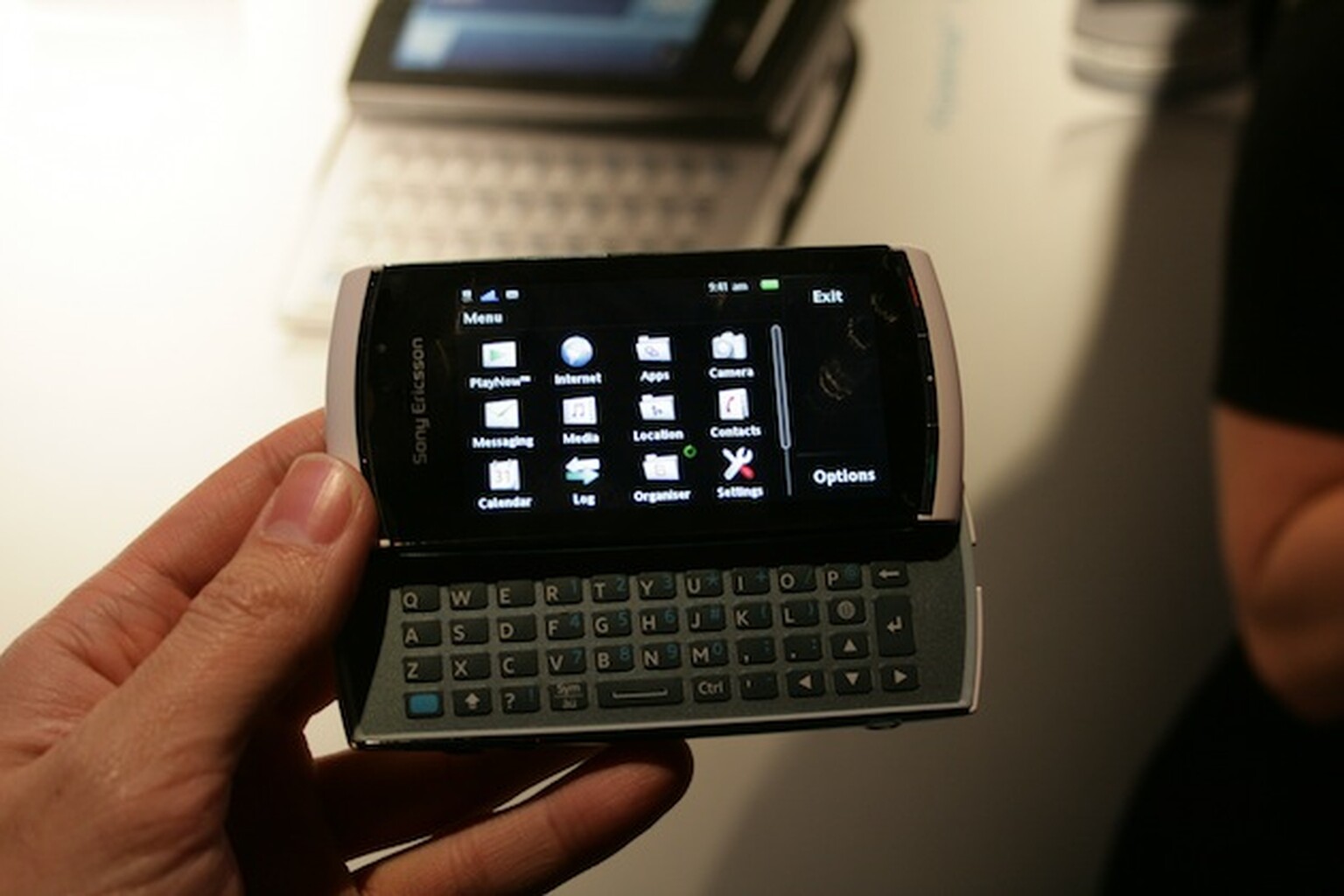 Sony Ericsson Vivaz pro: Slim Qwerty slider
