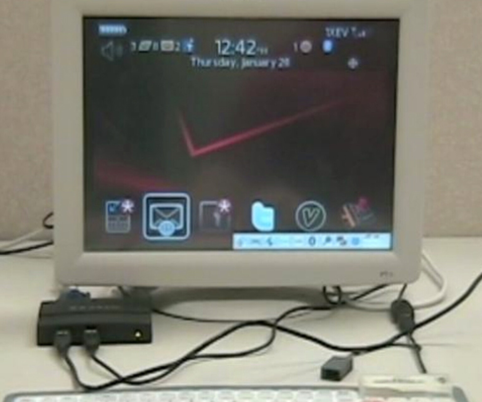 Redfly mobile dock: Connect your phone to a keyboard and screen