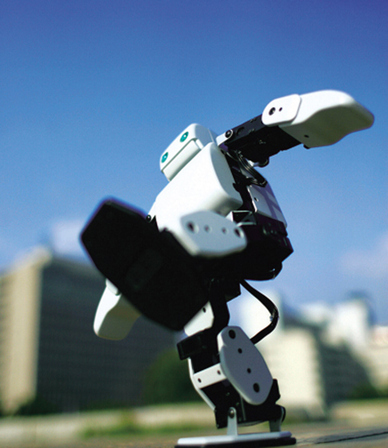 Dancing robot PLEN: Trip the light fantastic, Android style