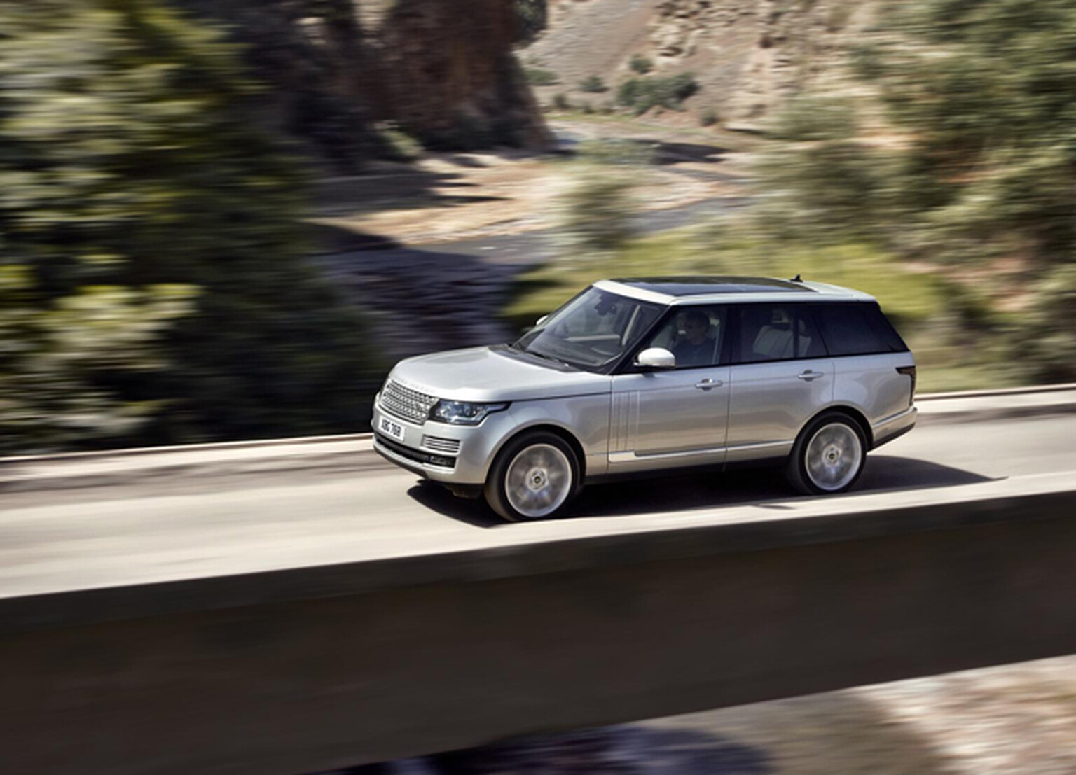 Range Rover vs BMW X5: Which 4x4 is best?