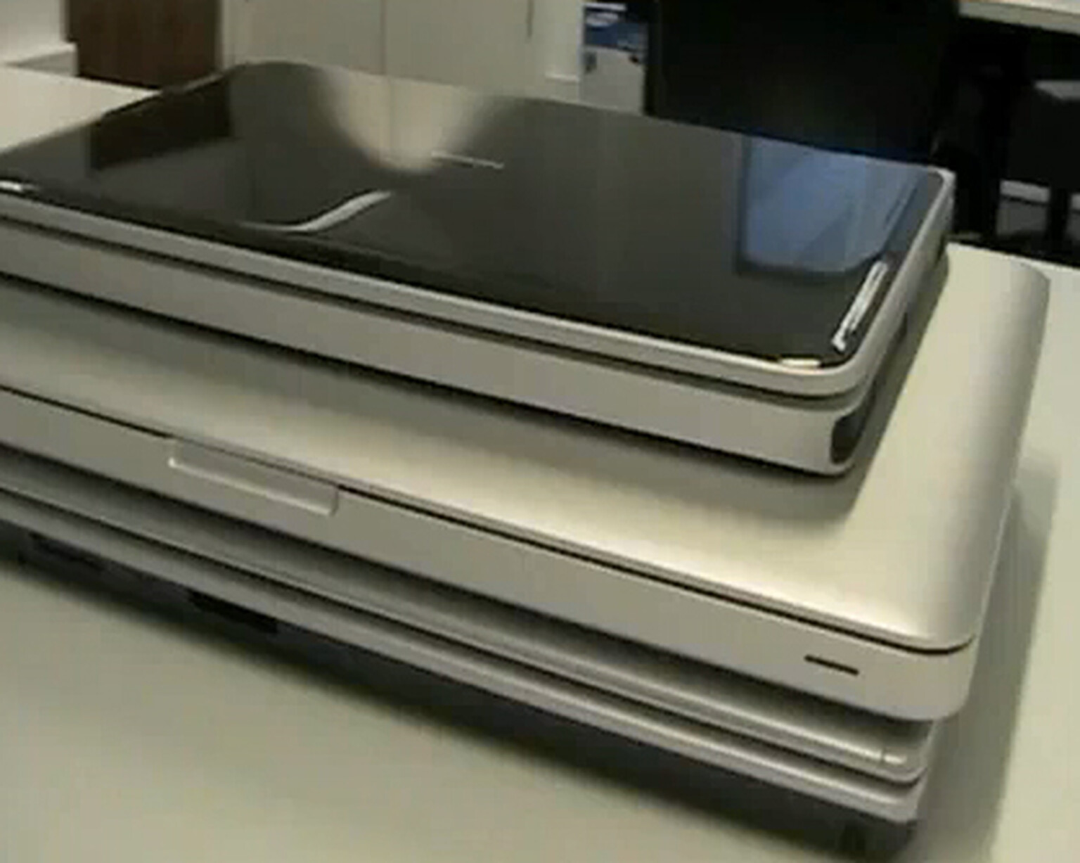 Nokia Booklet 3G, MacBook or Sony Vaio: How do I look?