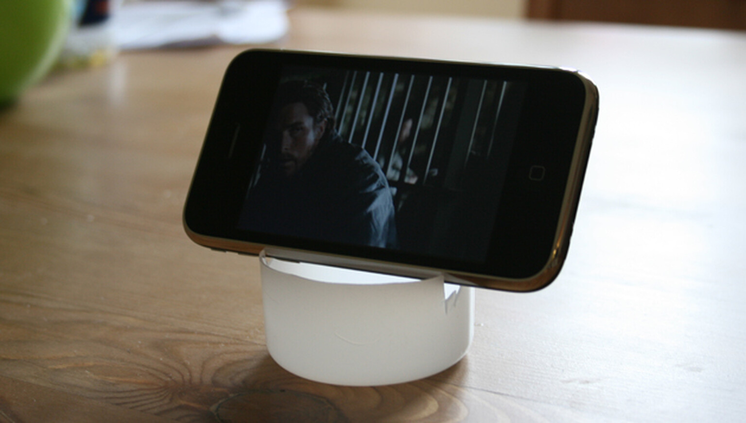 Video: Aerosol cap iPhone stand