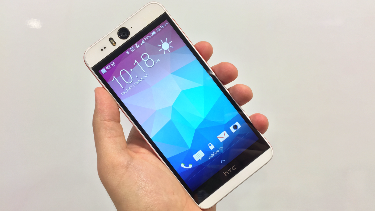 Hands-on with HTC's new selfie monster, the Desire EYE